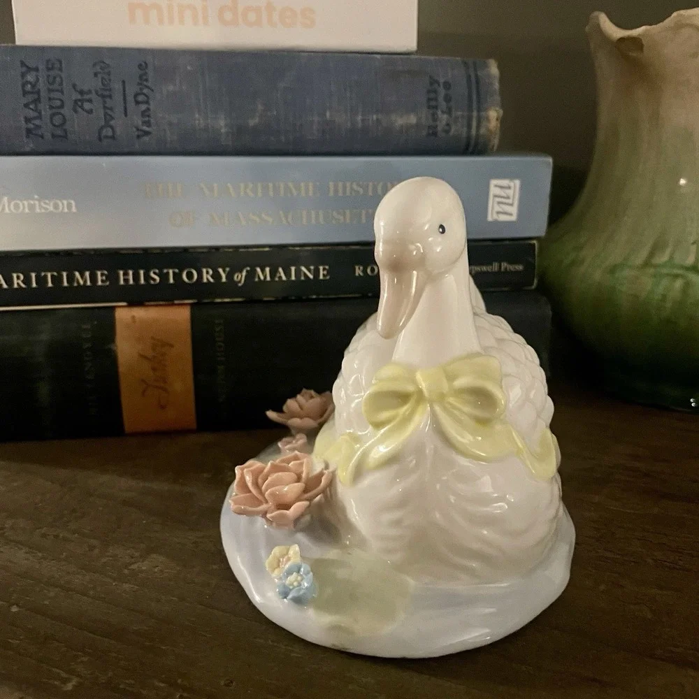 Vintage Hertitage House Musical White Rabbits And Swan Music Boxes Lot Of 2Works